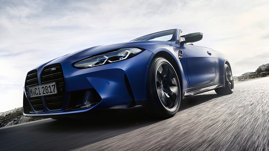 BMW M4 Competition Cabrio com M xDrive, G83, 2021, perspetiva frontal, grelha em forma de rim dupla BMW M4 Competition Cabrio com M xDrive, G83, 2021, pintura azul Frozen Portimao metalizada BMW Individual, dianteira, grelha em forma de rim, ângulo inferior