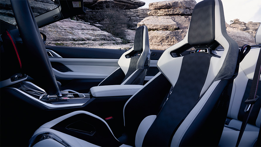 Bancos desportivos M em carbono, BMW M4 Competition Cabrio com M xDrive, G83, 2021, interior, capota aberta BMW M4 Competition Cabrio com M xDrive, G83, 2021, bancos desportivos M em carbono, interior, capota aberta