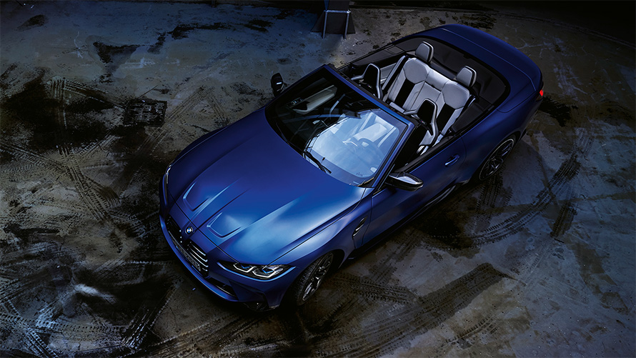 BMW M4 Competition Cabrio com M xDrive, G83, 2021, pintura azul Frozen Portimao metalizada BMW Individual, perspetiva de topo, capota aberta BMW M4 Competition Cabrio com M xDrive, G83, 2021, pintura azul Frozen Portimao metalizada BMW Individual, perspetiva de topo, capota aberta