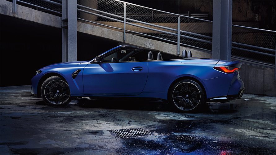 BMW M4 Competition Cabrio com M xDrive, G83, 2021, perspetiva lateral, capota aberta BMW M4 Competition Cabrio com M xDrive, G83, 2021, pintura azul Frozen Portimao metalizada BMW Individual, perspetiva lateral, capota aberta