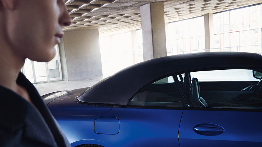 Capota flexível fechada, BMW M4 Competition Cabrio com M xDrive, G83, 2021 BMW M4 Competition Cabrio com M xDrive, G83, 2021, pintura azul Frozen Portimao metalizada BMW Individual, capota flexível fechada e um homem à frente