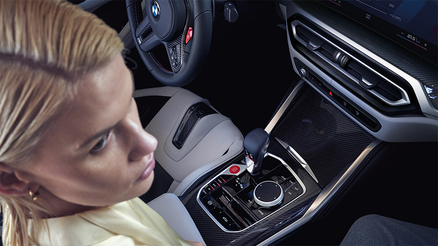 BMW M4 Competition Cabrio com M xDrive, G83, interior, 2021, consola central BMW M4 Competition Cabrio com M xDrive, G83, 2021, consola central, mulher no banco do passageiro da frente