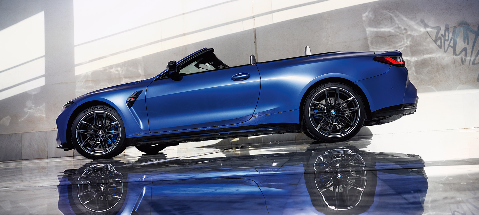 BMW M4 Competition Cabrio com M xDrive, G83, 2021, perspetiva lateral, ângulo inferior BMW M4 Competition Cabrio com M xDrive, G83, 2021, pintura azul Frozen Portimao metalizada BMW Individual, perspetiva lateral, parado, ângulo inferior