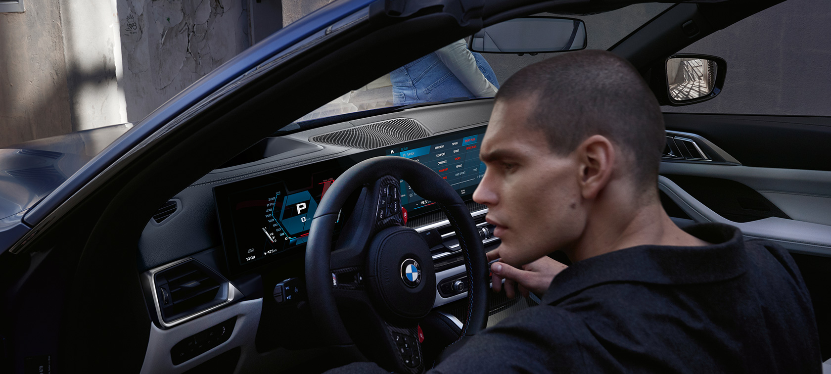 BMW M4 Competition Cabrio com M xDrive, G83, 2021, cockpit, interior, posto de condução BMW M4 Competition Cabrio com M xDrive, G83, 2021, pintura azul Frozen Portimao metalizada BMW Individual, cockpit, interior, posto de condução, porta aberta e modelo masculino