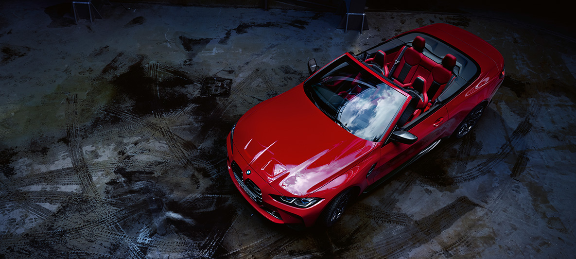 Pintura vermelho Imola metalizada BMW Individual, BMW M4 Competition Cabrio com M xDrive, G83, 2021 BMW M4 Competition Cabrio com M xDrive, G83, 2021, pintura vermelho Imola metalizada BMW Individual, perspetiva frontal a três quartos, perspetiva de topo, capota aberta