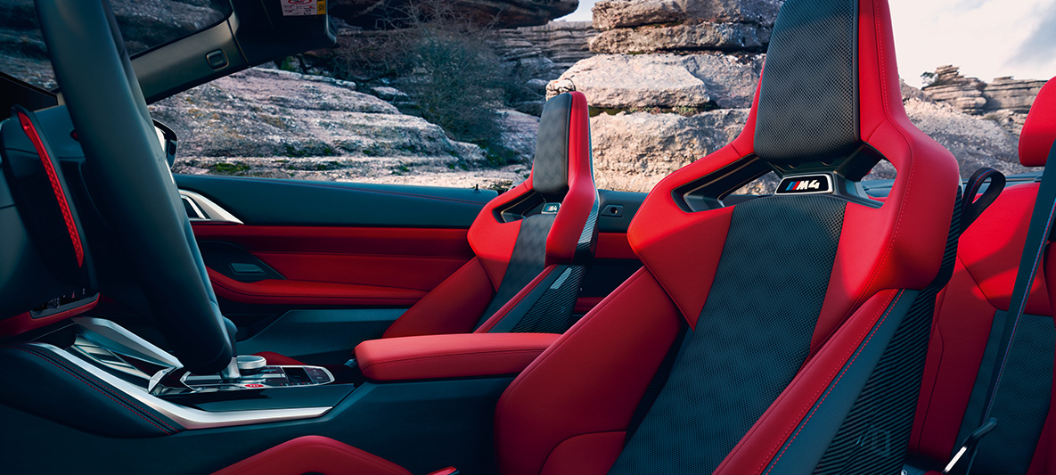 Pele integral Merino BMW Individual em vermelho Fiona/preto, BMW M4 Competition Cabrio com M xDrive, G83, 2021 Pele integral Merino BMW Individual em vermelho Fiona/preto, BMW M4 Competition Cabrio com M xDrive, G83, 2021, interior, perspetiva lateral, capota aberta