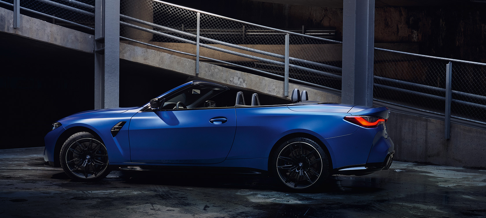 BMW M4 Competition Cabrio com M xDrive, G83, 2021, perspetiva lateral, parado BMW M4 Competition Cabrio com M xDrive, G83, 2021, pintura azul Frozen Portimao metalizada BMW Individual, perspetiva lateral, parado