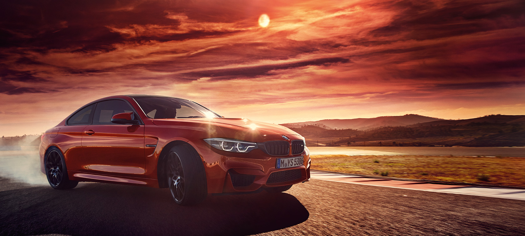 BMW M4 Coupé BMW M4 Coupé, perspetiva lateral numa curva com derrpagem
