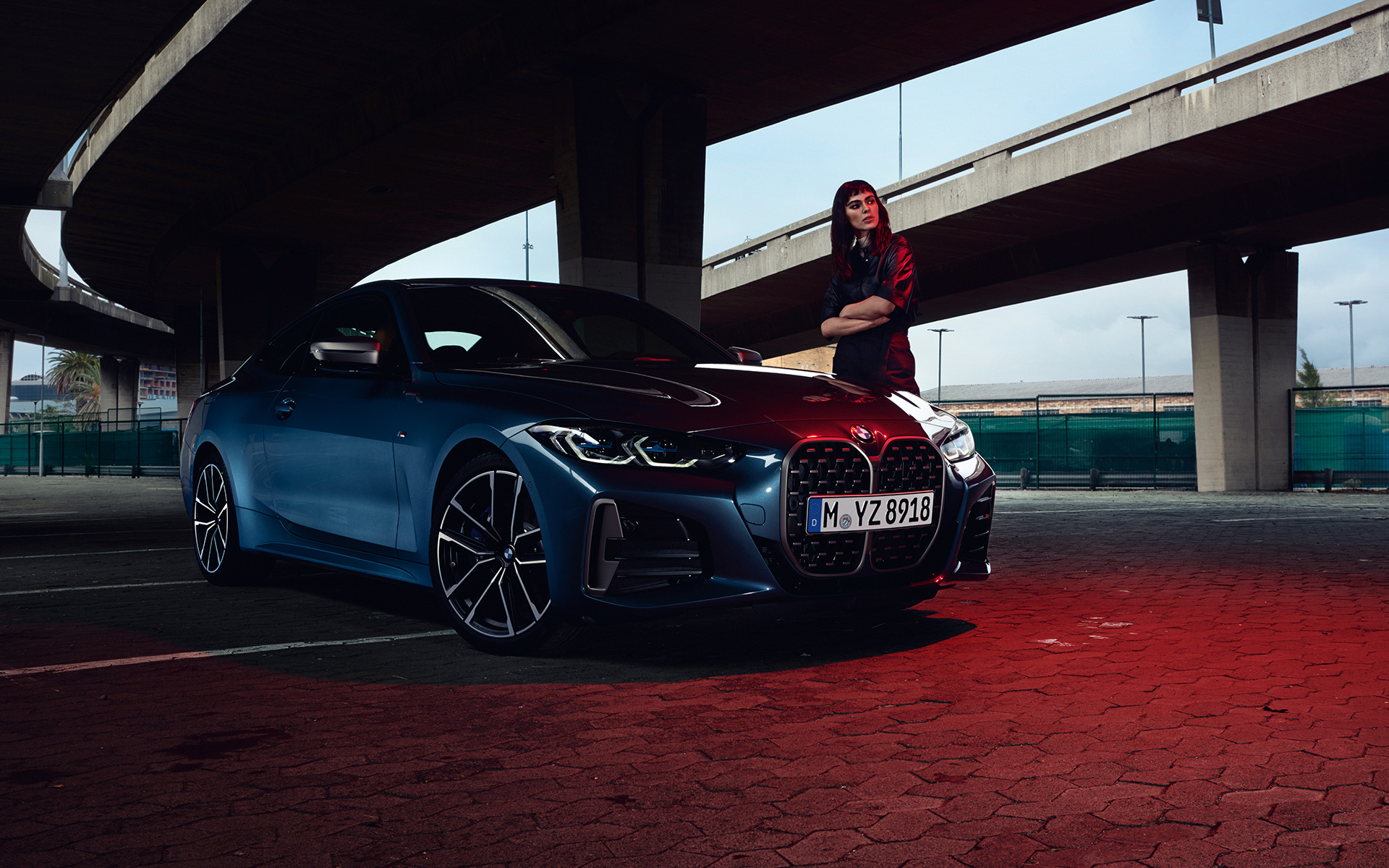 BMW M440i xDrive Coupé, G22, 2020, perspetiva dianteira a três quartos com um modelo BMW M440i xDrive Coupé, G22, 2020, G82, 2020, pintura azul Arctic Race metalizada, perspetiva dianteira a três quartos com um modelo