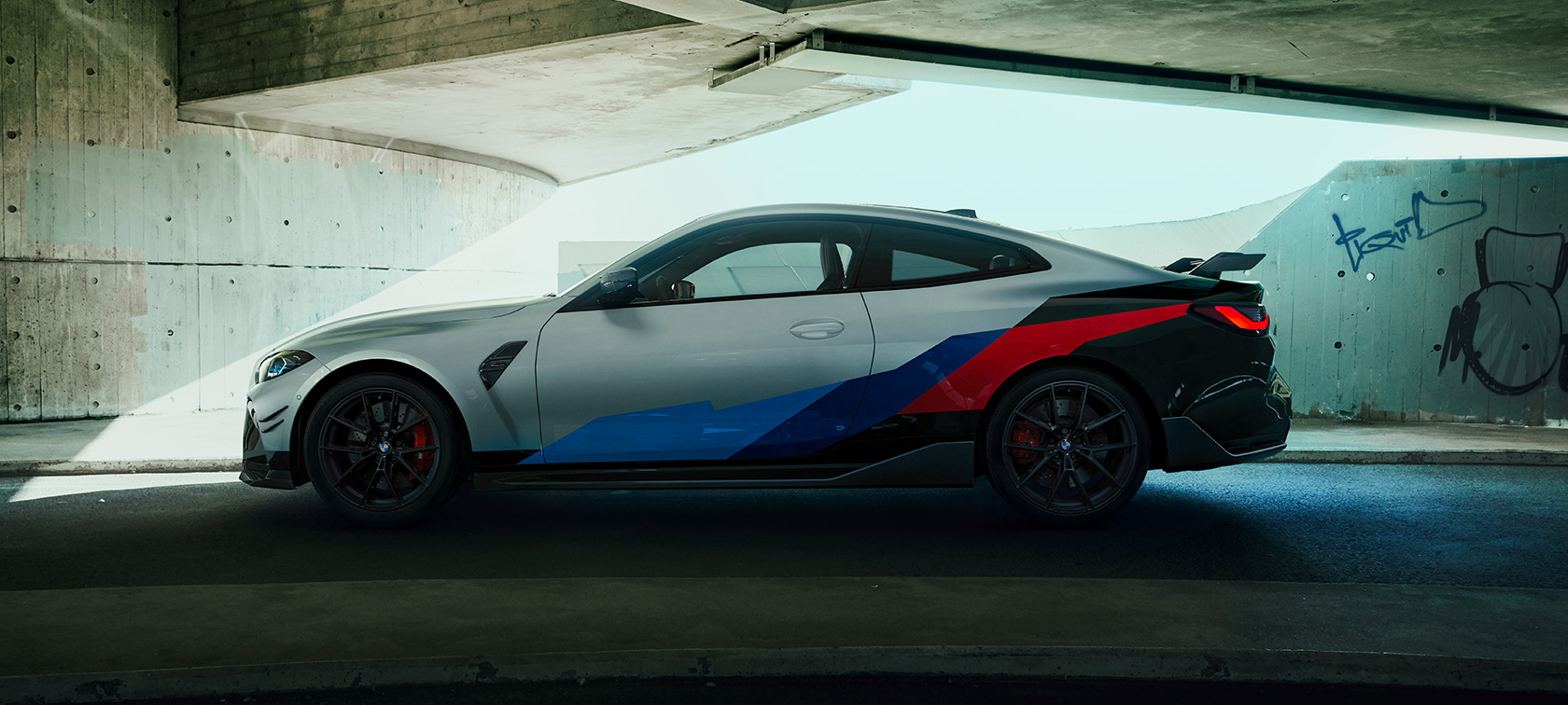 BMW M4 com Peças BMW M Performance, BMW M4 Coupé, G82, 2020 BMW M4 Coupé, G82, 2020, perspetiva lateral com Peças BMW M Performance