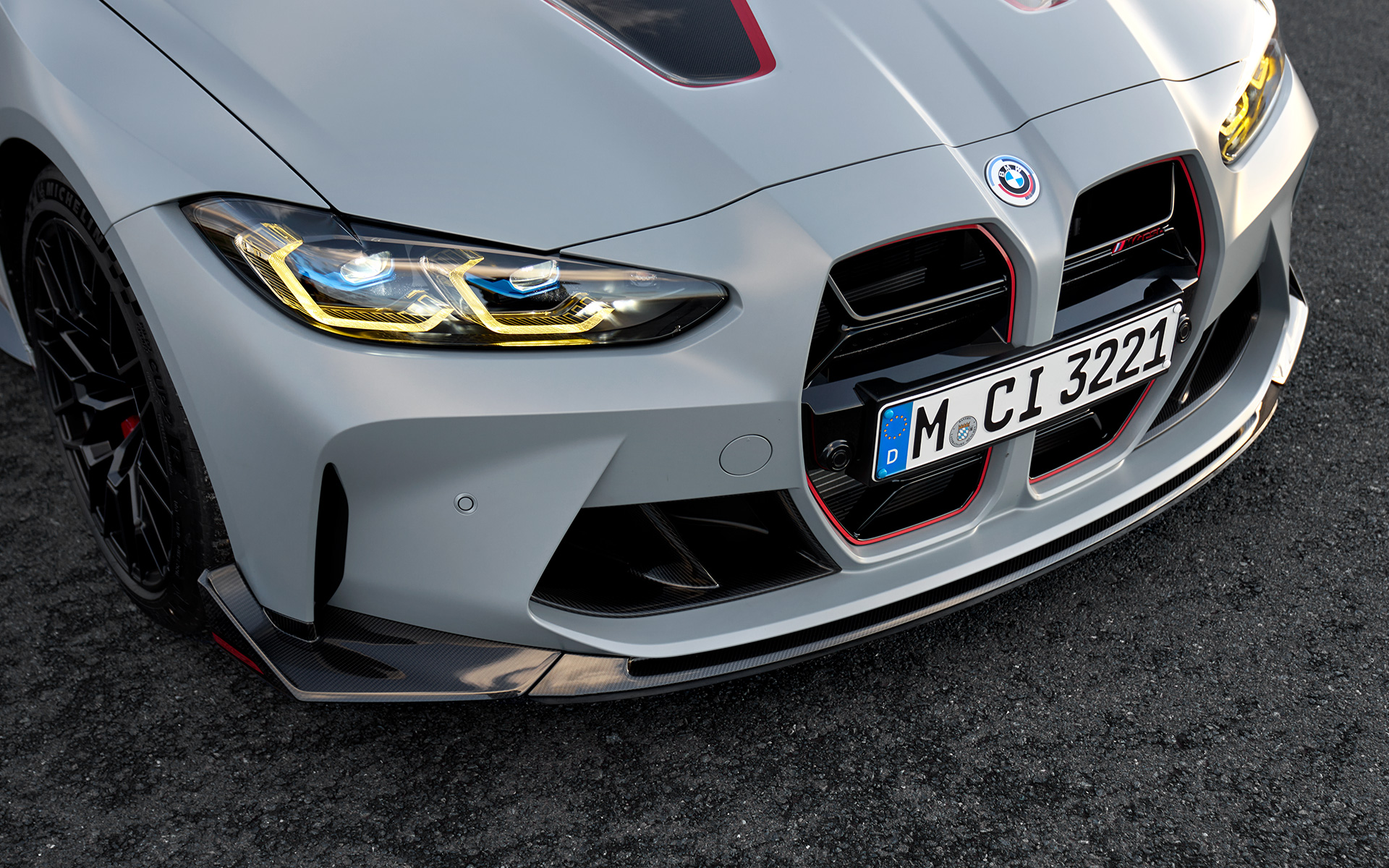 Avental dianteiro M em carbono, BMW M4 CSL, G82 BMW M4 CSL, G82, pintura cinza Frozen Brooklyn BMW Individual metalizada, avental dianteiro M em carbono, grande plano, perspetiva dianteira