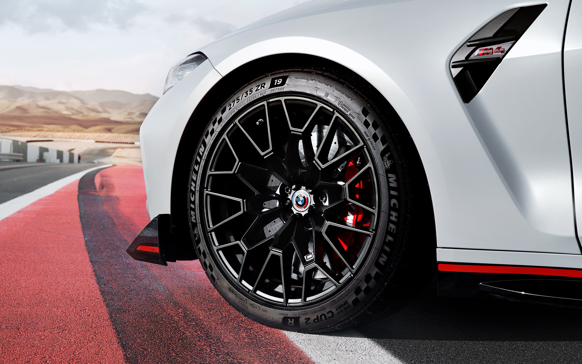 Travões M em carbono e cerâmica em vermelho brilhante, BMW M4 CSL, G82 BMW M4 CSL, G82, pintura cinza Frozen Brooklyn BMW Individual metalizada, travões M em carbono e cerâmica em vermelho brilhante com jantes de baixo peso