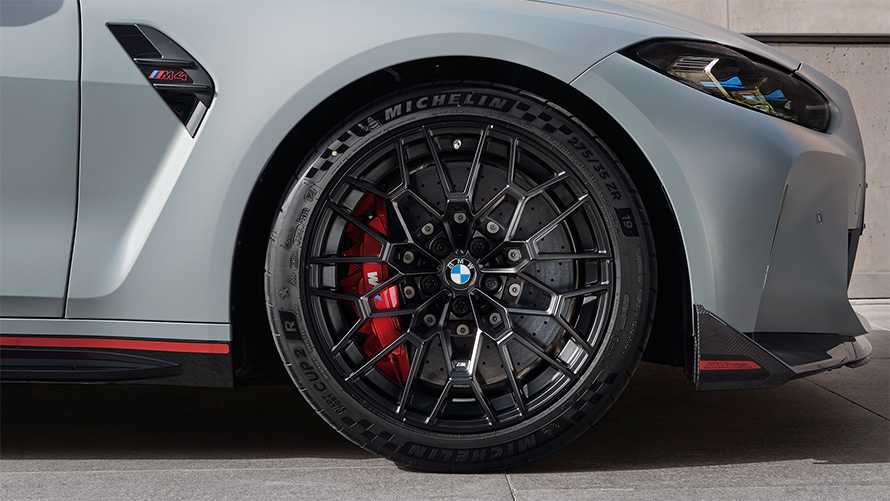 Pneus Ultra Track com jantes de baixo peso exclusivos do CSL, BMW M4 CSL, G82 BMW M4 CSL, G82, pintura cinza Frozen Brooklyn BMW Individual metalizada, pneus Ultra Track com jantes de baixo peso exclusivos do CSL