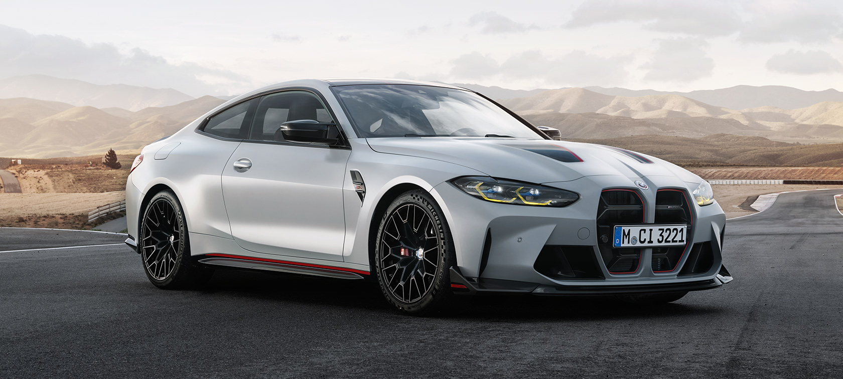 BMW M4 CSL, G82, perspetiva dianteira a três quartos BMW M4 CSL, G82, pintura cinza Frozen Brooklyn BMW Individual metalizada, perspetiva dianteira a três quartos