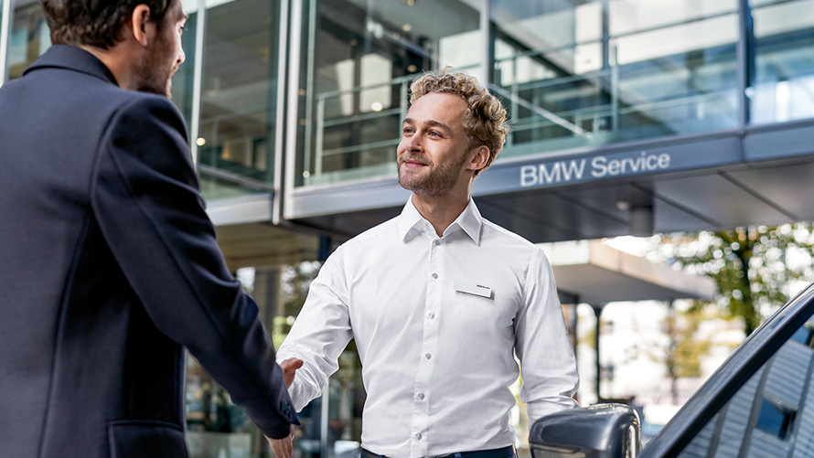 Colaborador BMW saúda um cliente Colaborador BMW saúda um cliente