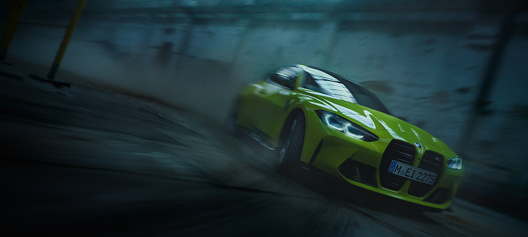 BMW M4, G82, 2020, pintura amarelo Sao Paulo, perspetiva dianteira a três quartos, em movimento
