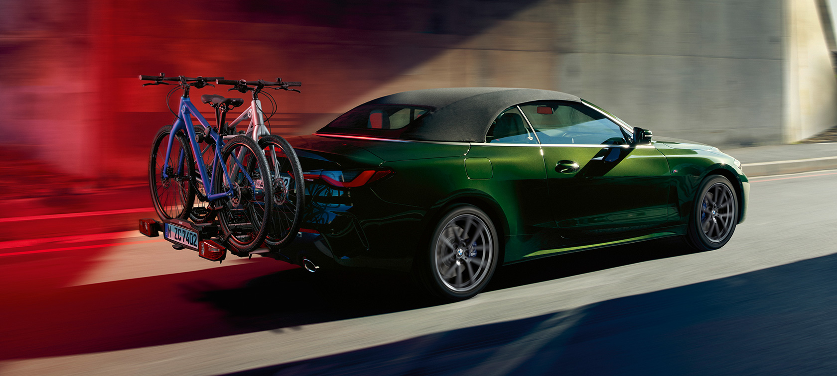 Perspetiva traseira a três quartos com suporte traseiro para bicicletas Pro 2.0 BMW, BMW Série 4 Cabrio, G23, 2020 BMW Série 4 Cabrio, G23, pintura verde Sanremo metalizada, 2020, perspetiva traseira a três quartos com suporte traseiro para bicicletas Pro 2.0 BMW