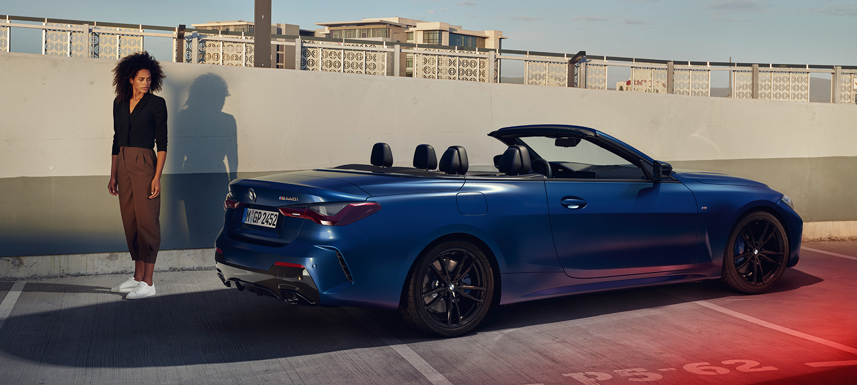 Perspetiva traseira a três quartos do BMW M440i xDrive Cabrio, G23, 2020 BMW M440i xDrive Cabrio, G23, 2020, pintura azul Frozen Portimao BMW Individual metalizada, perspetiva traseira a três quartos com um modelo