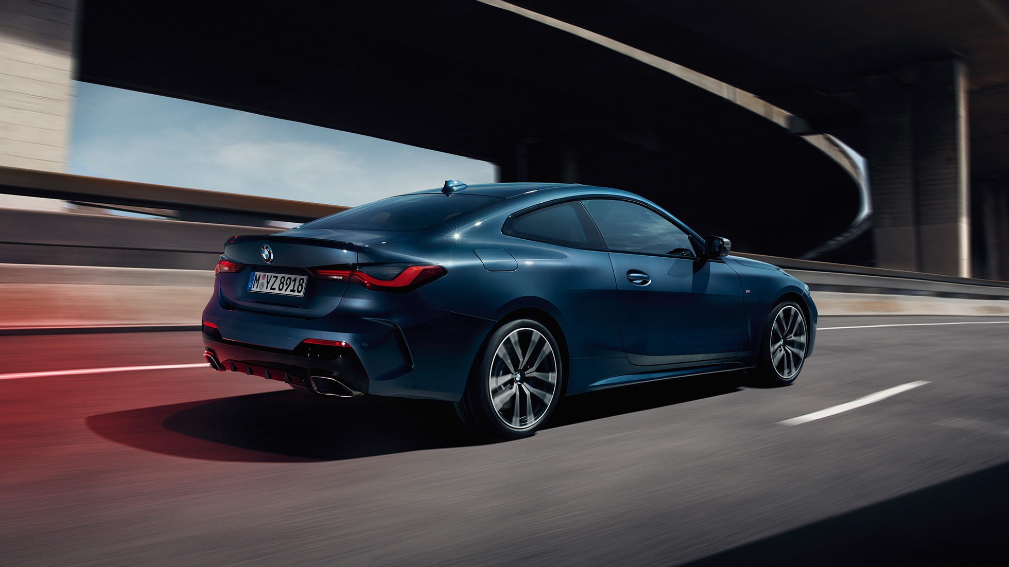 Perspetiva traseira a três quartos do BMW M440i xDrive Coupé, G22, 2020 BMW M440i xDrive Coupé, pintura azul Arctic Race metalizada, G22, 2020, perspetiva lateral a três quartos