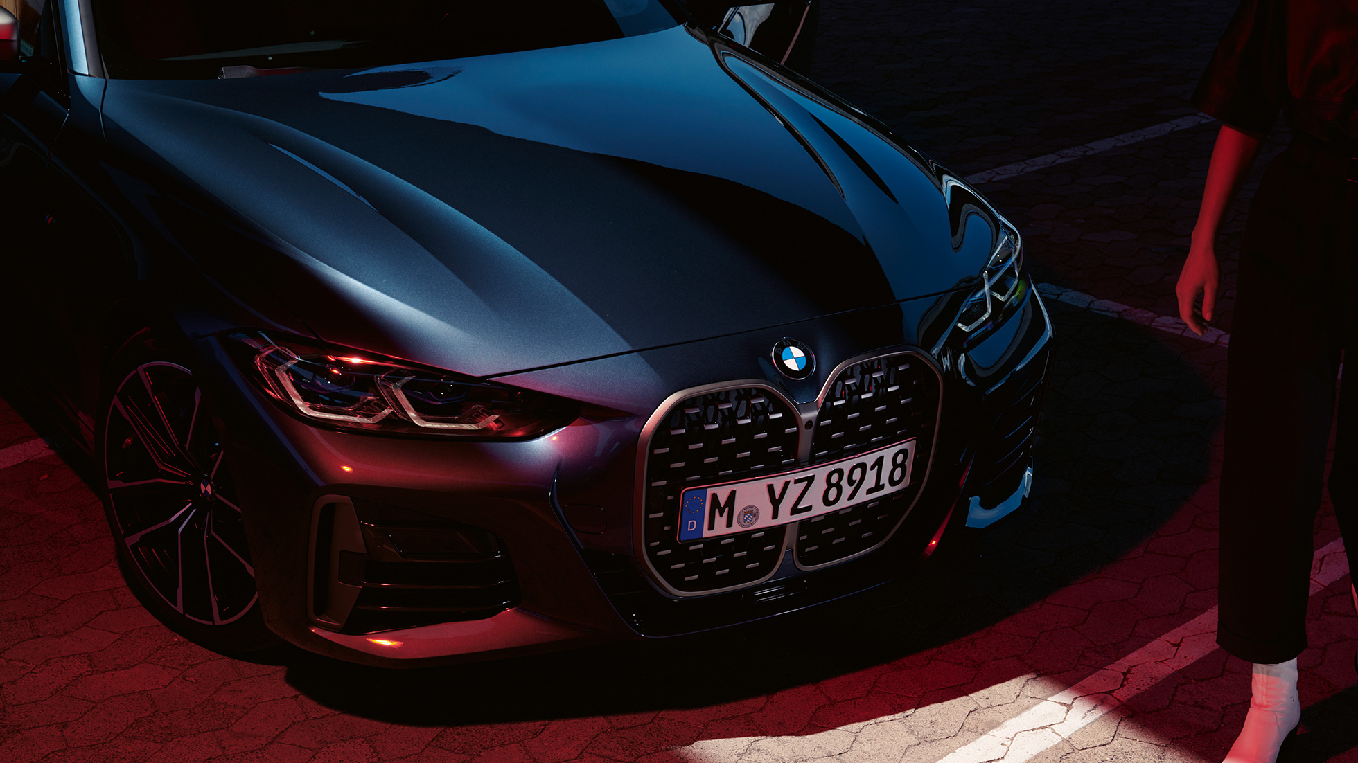 Grelha dupla BMW em forma de rim do BMW M440i xDrive Coupé, G22, 2020 BMW M440i xDrive Coupé, pintura azul Arctic Race metalizada, G22, 2020, perspetiva frontal a três quartos, grelha BMW em forma de rim