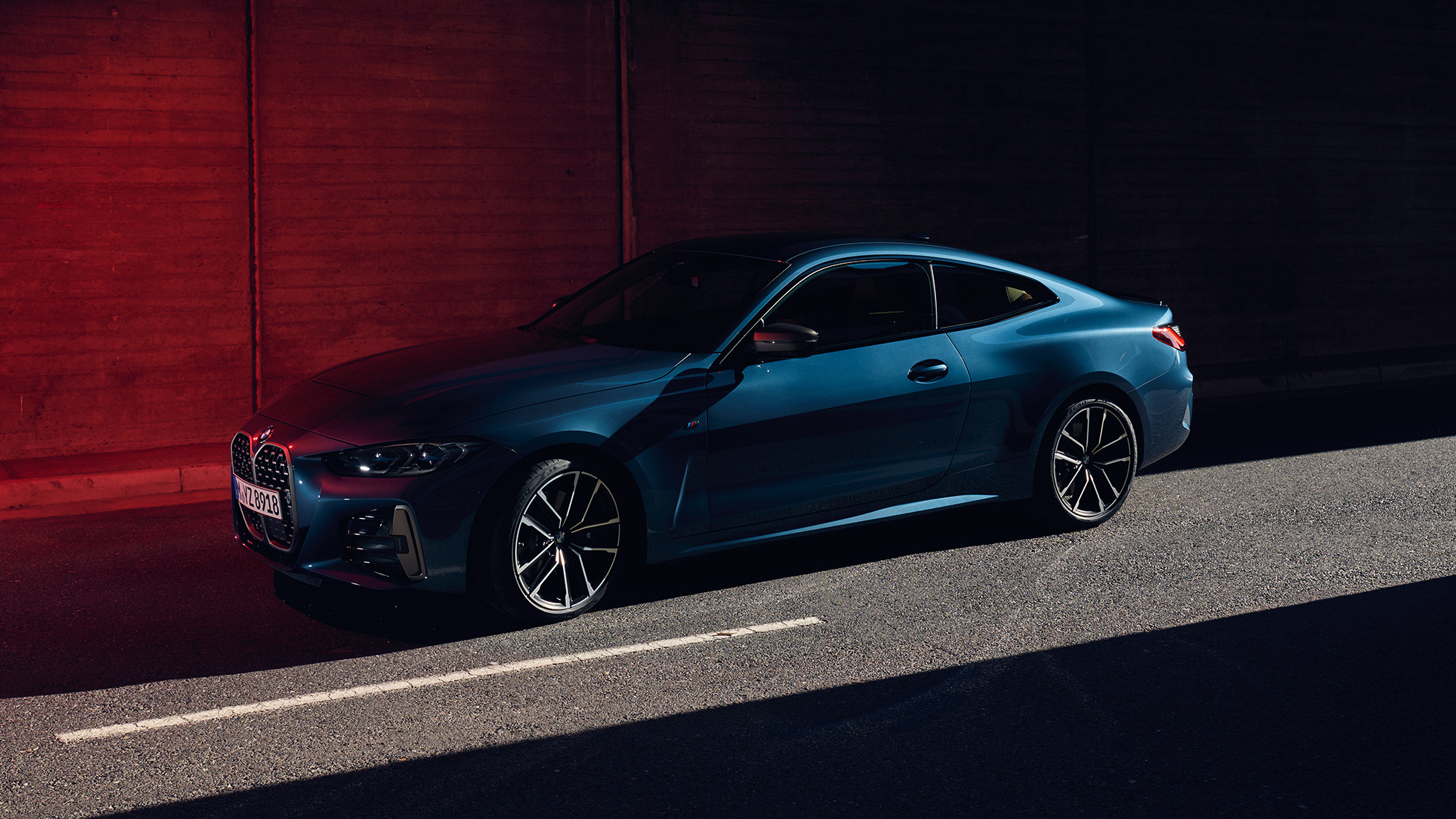 Perspetiva lateral da linha de tejadilho do BMW M440i xDrive Coupé, G22, 2020 BMW M440i xDrive Coupé, pintura azul Arctic Race metalizada, G22, 2020, perspetiva lateral da linha de tejadilho