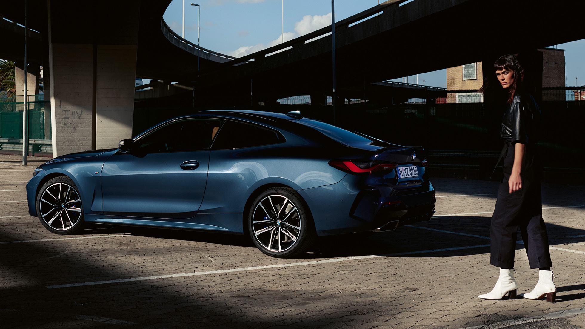 Perspetiva traseira a três quartos, BMW M440i xDrive Coupé, G22, 2020 BMW M440i xDrive Coupé, pintura azul Arctic Race metalizada, G22, 2020, perspetiva traseira a três quartos com um modelo
