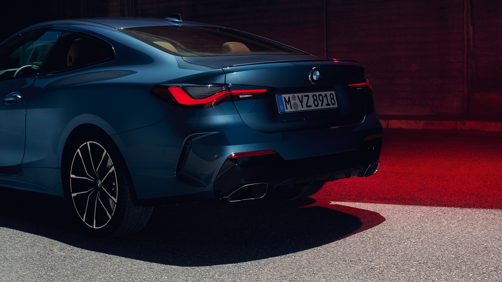 Perspetiva traseira a três quartos dos faróis traseiros do BMW M440i xDrive Coupé, G22, 2020 BMW M440i xDrive Coupé, pintura azul Arctic Race metalizada, G22, 2020, perspetiva traseira a três quartos dos faróis traseiros