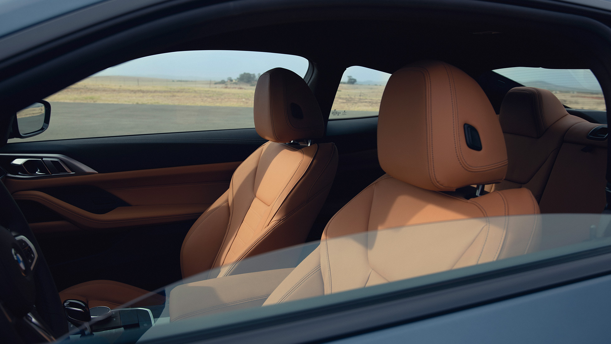 Bancos desportivos do BMW M440i xDrive Coupé, G22, 2020 BMW M440i xDrive Coupé, pintura azul Arctic Race metalizada, G22, 2020, interior, bancos desportivos