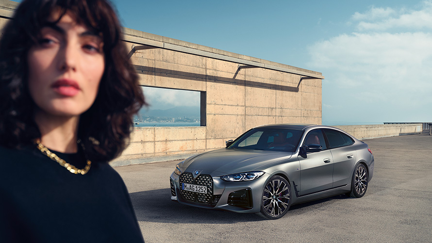 BMW M440i xDrive Gran Coupé, G26, 2021, perspetiva frontal a três quartos com modelo BMW M440i xDrive Gran Coupé, G26, 2021, pintura cinza Frozen Pure metalizada, perspetiva frontal a três quartos com modelo