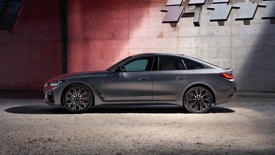 BMW M440i xDrive Gran Coupé, G26, 2021, perspetiva lateral BMW M440i xDrive Gran Coupé, G26, 2021, pintura cinza Frozen Pure metalizada, perspetiva lateral, à frente de um muro