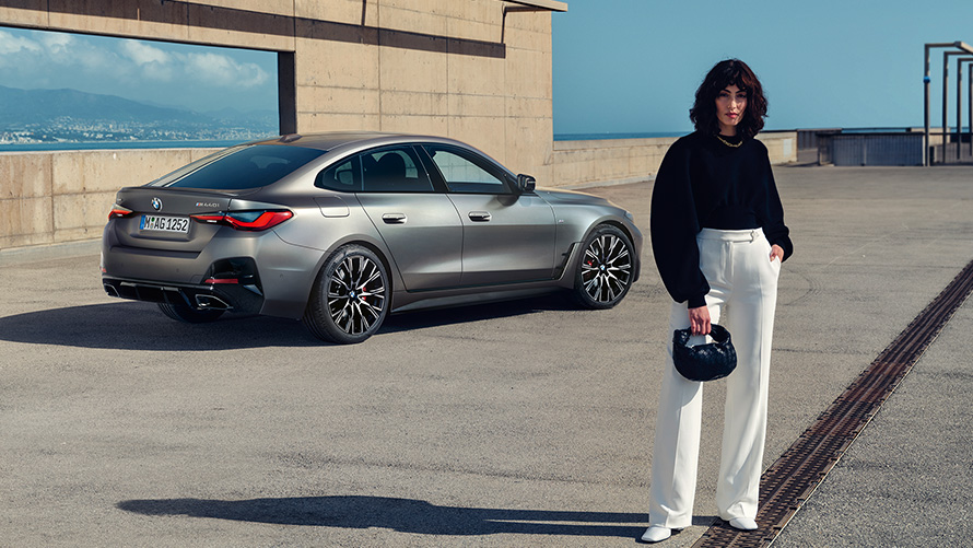 BMW M440i xDrive Gran Coupé, G26, 2021, perspetiva traseira a três quartos com modelo BMW M440i xDrive Gran Coupé, G26, 2021, pintura cinza Frozen Pure metalizada, perspetiva traseira a três quartos com modelo
