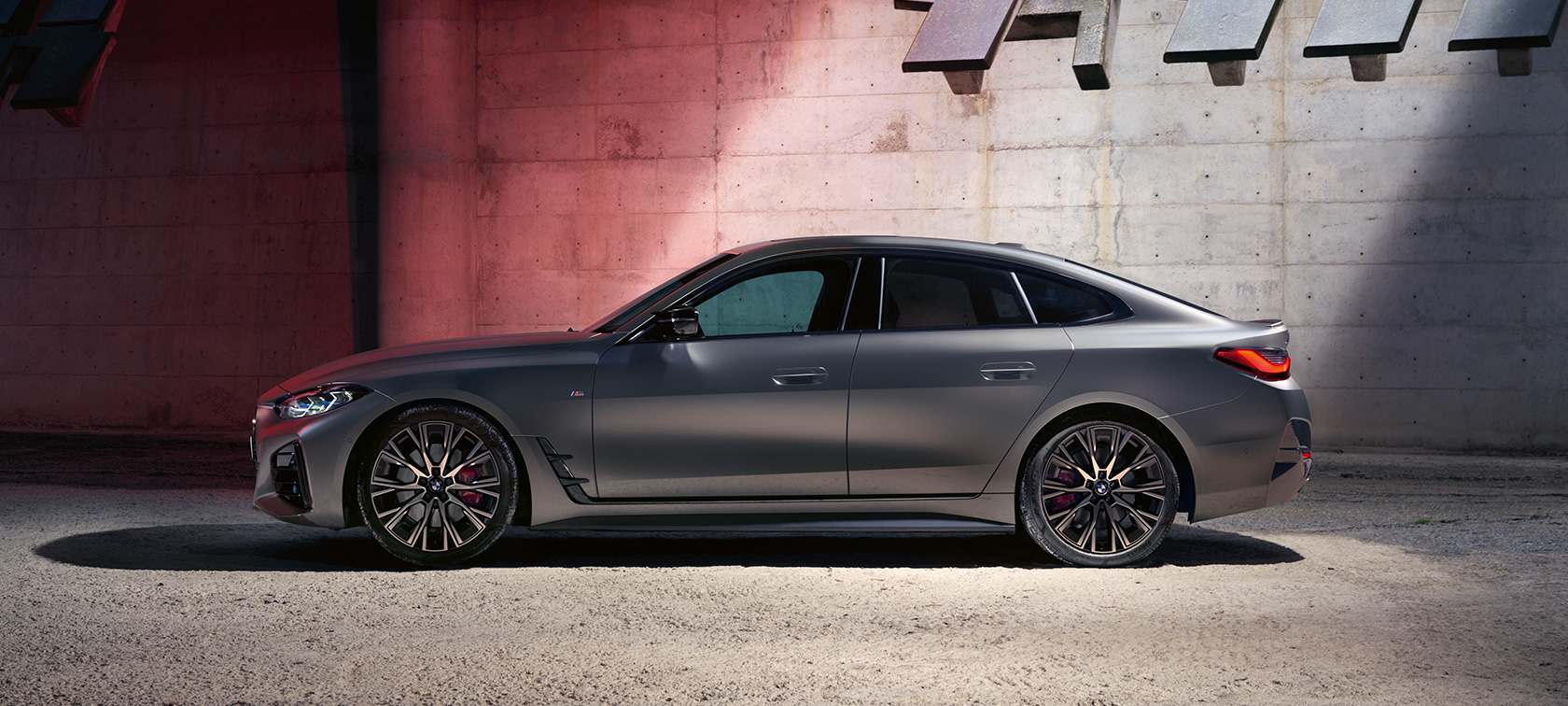 BMW M440i xDrive Gran Coupé, G26, 2021, perspetiva lateral BMW M440i xDrive Gran Coupé, G26, 2021, pintura cinza Frozen Pure BMW Individual metalizada, perspetiva lateral, parado