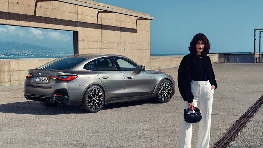 BMW M440i xDrive Gran Coupé, G26, 2021, perspetiva traseira a três quartos com modelo BMW M440i xDrive Gran Coupé, G26, 2021, perspetiva traseira a três quartos com modelo