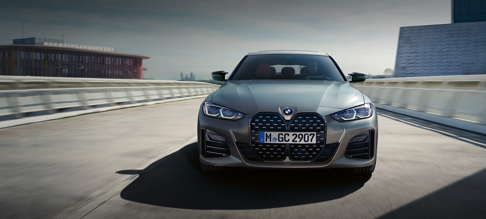 BMW M440i xDrive Gran Coupé, G26, 2021, pintura cinza Frozen Pure BMW Individual metalizada, perspetiva frontal