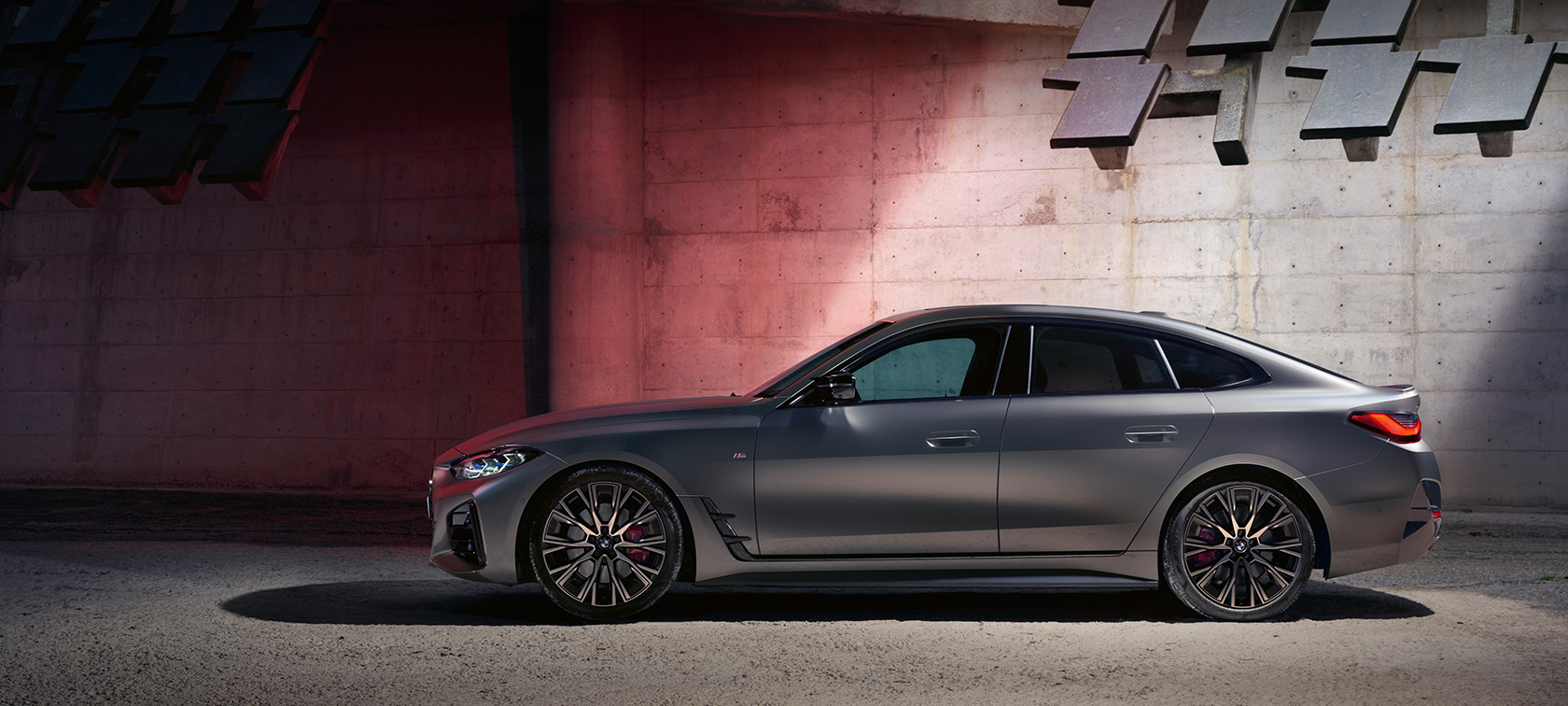 BMW M440i xDrive Gran Coupé, G26, 2021, perspetiva lateral à frente de um muro BMW M440i xDrive Gran Coupé, G26, 2021, pintura cinza Frozen Pure BMW Individual metalizada, perspetiva lateral, à frente de um muro