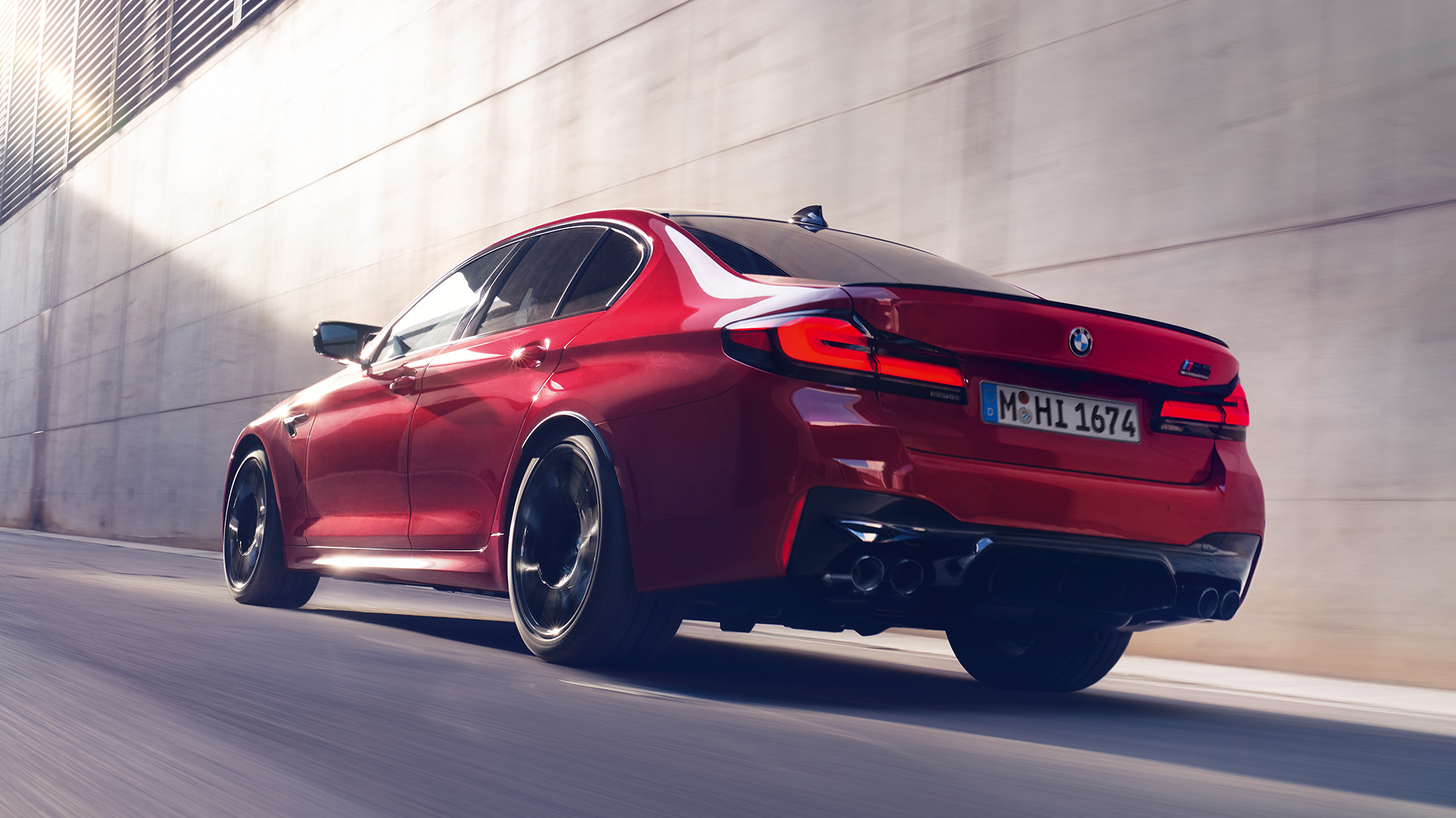 BMW M5 Competition, F90 LCI, atualização, 2020, perspetiva traseira a três quartos BMW M5 Competition, F90 LCI, atualização, 2020, vermelho Imola BMW Individual, perspetiva traseira a três quartos em movimento