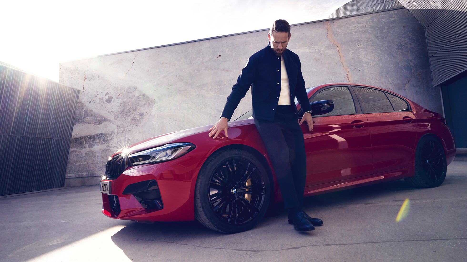 BMW M5 Competition, F90 LCI, atualização, 2020, perspetiva lateral com um homem BMW M5 Competition, F90 LCI, atualização, 2020, vermelho Imola BMW Individual, perspetiva lateral com um homem