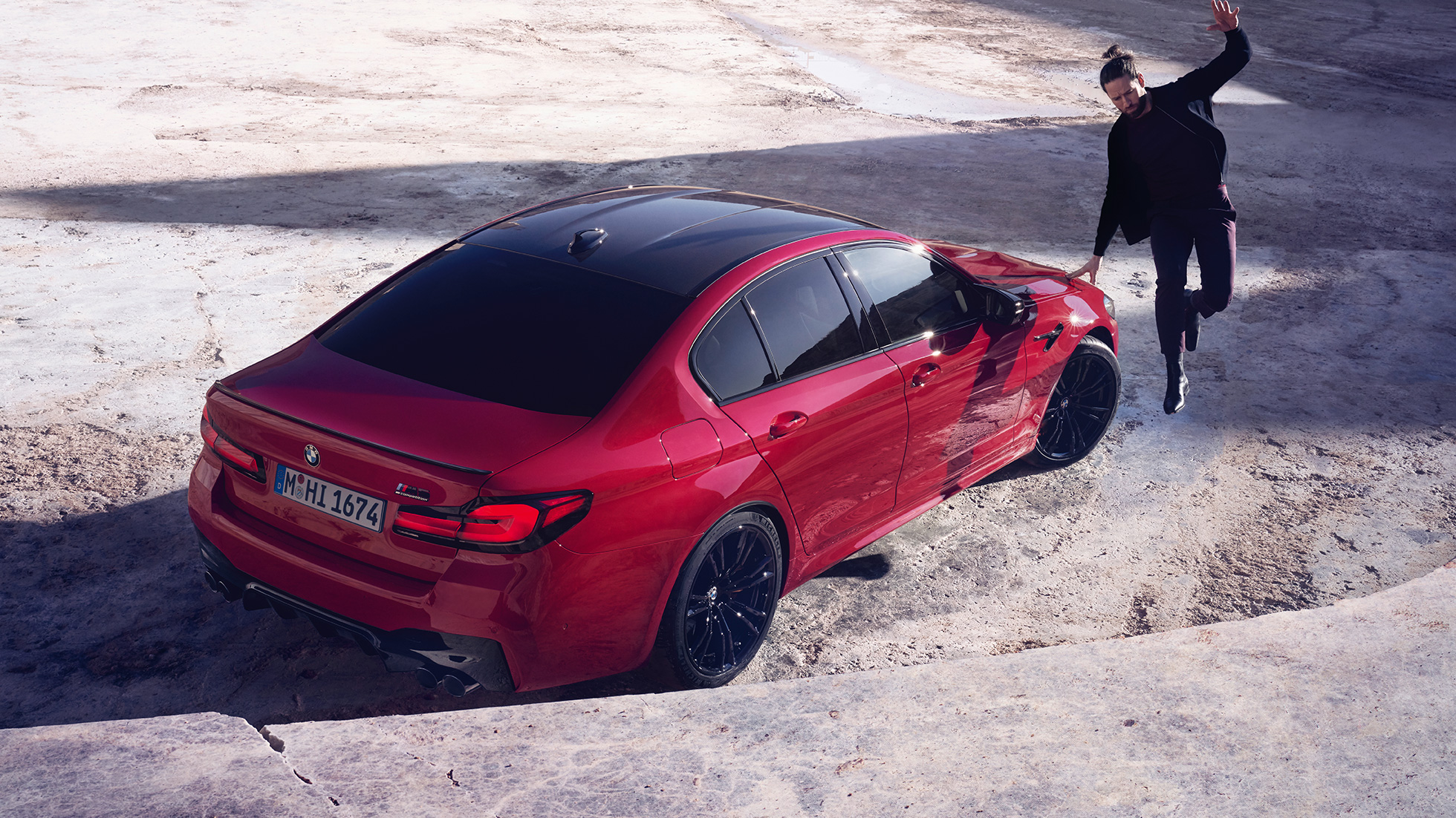 BMW M5 Competition, F90 LCI, atualização, 2020, perspetiva traseira a três quartos, perspetiva de topo BMW M5 Competition, F90 LCI, atualização, 2020, vermelho Imola BMW Individual, perspetiva traseira a três quartos, perspetiva de topo