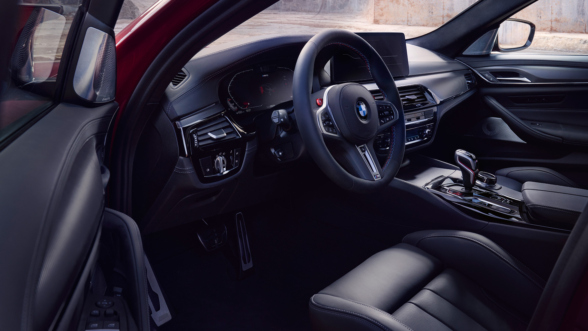BMW M5 Competition, F90 LCI, atualização, 2020, posto de condução BMW M5 Competition, F90 LCI, atualização, 2020, posto de condução com a porta aberta