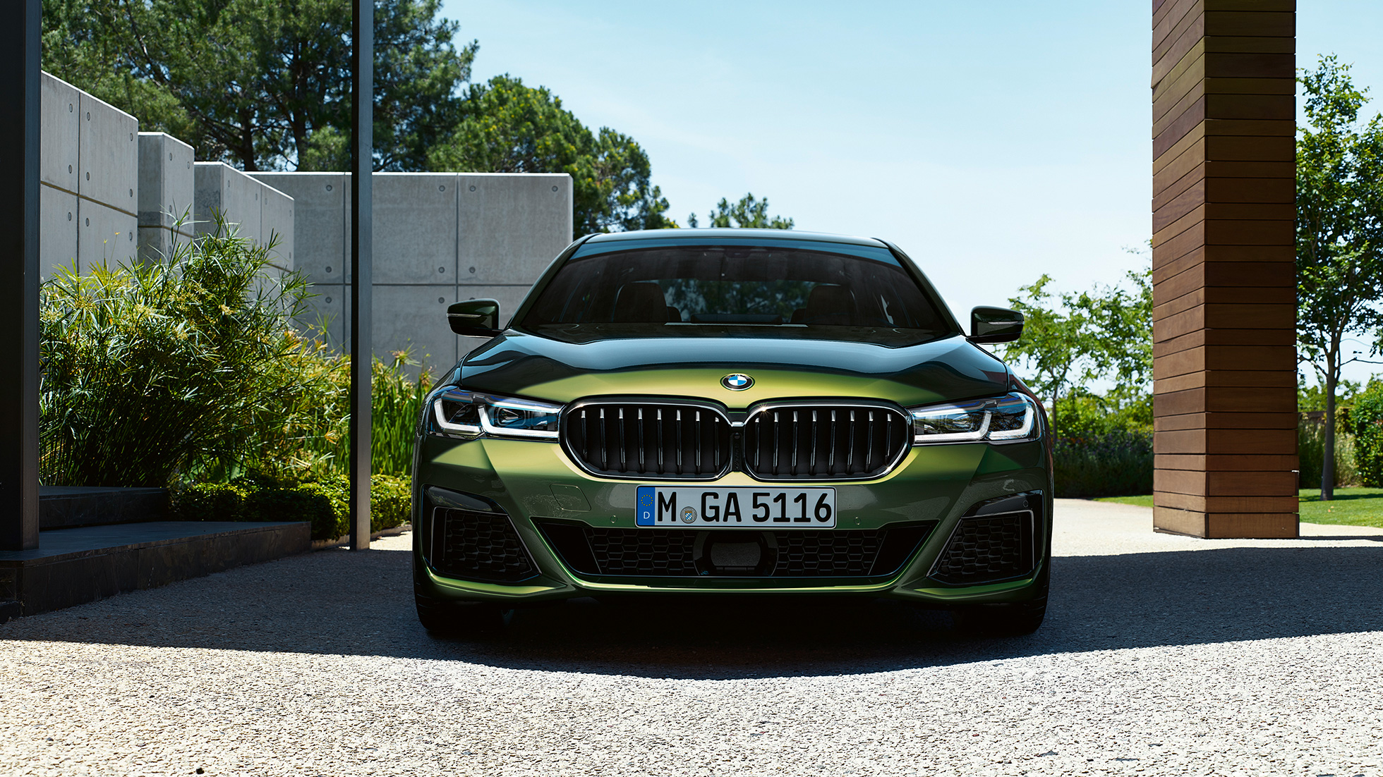 Dianteira com nova grelha em forma de rim, BMW M550i xDrive Berlina, G30 LCI, atualização, 2020 Dianteira com nova grelha em forma de rim, BMW M550i xDrive Berlina, G30 LCI, atualização, 2020, verde Ermes BMW Individual metalizado, perspetiva frontal