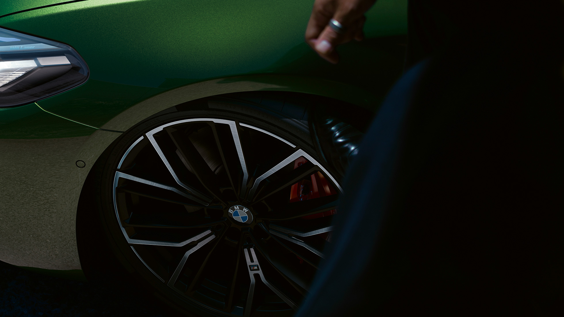 Jantes de liga leve M de 20" com travões desportivos M em vermelho, BMW M550i xDrive Berlina, G30 LCI, atualização, 2020 Jantes de liga leve M de 20" com travões desportivos M em vermelho, BMW M550i xDrive Berlina, G30 LCI, atualização, 2020