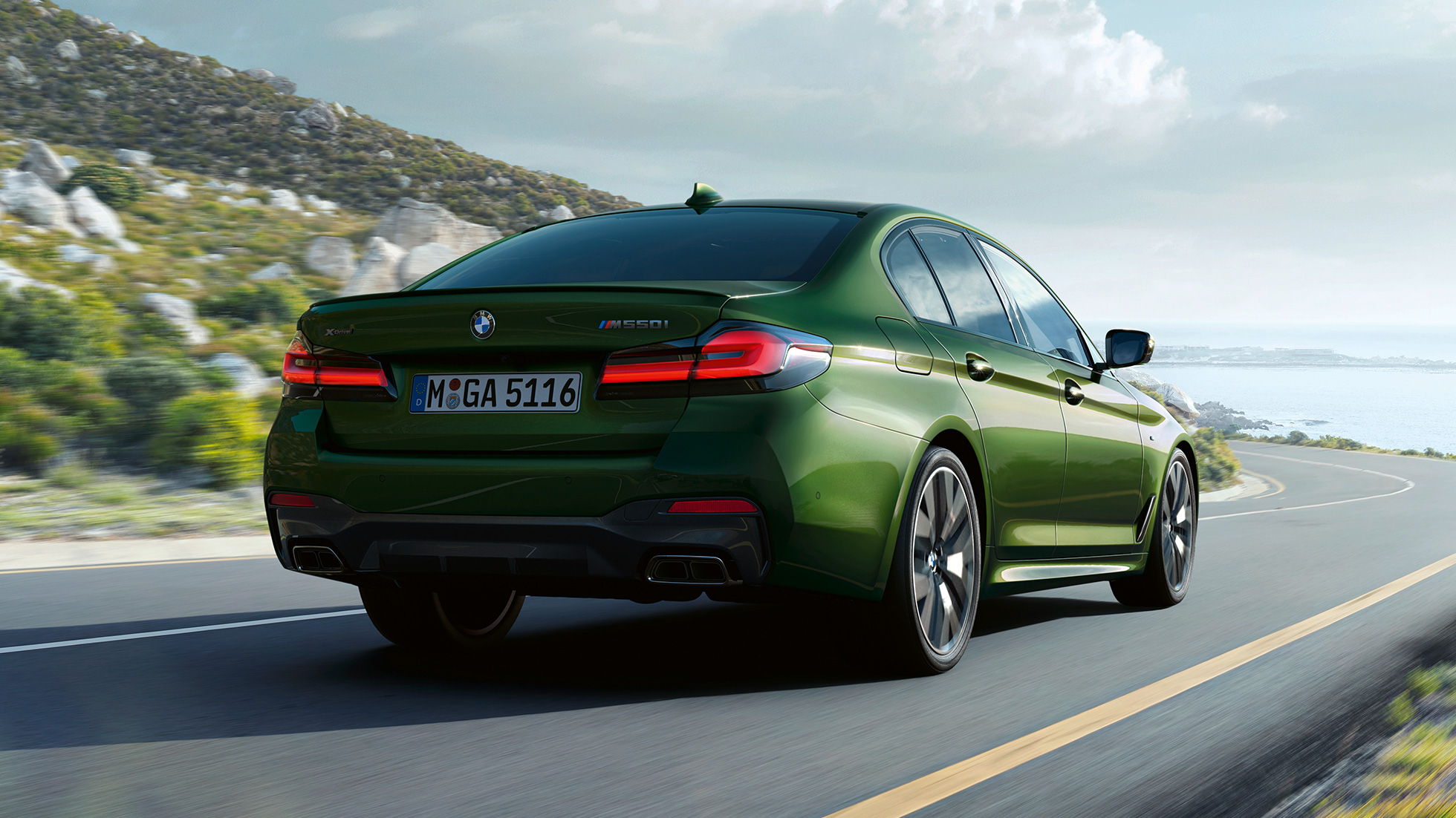 BMW M550i xDrive Berlina, G30 LCI, atualização, 2020, perspetiva traseira BMW M550i xDrive Berlina, G30 LCI, atualização, 2020, verde Ermes BMW Individual metalizado, perspetiva traseira em movimento na autoestrada