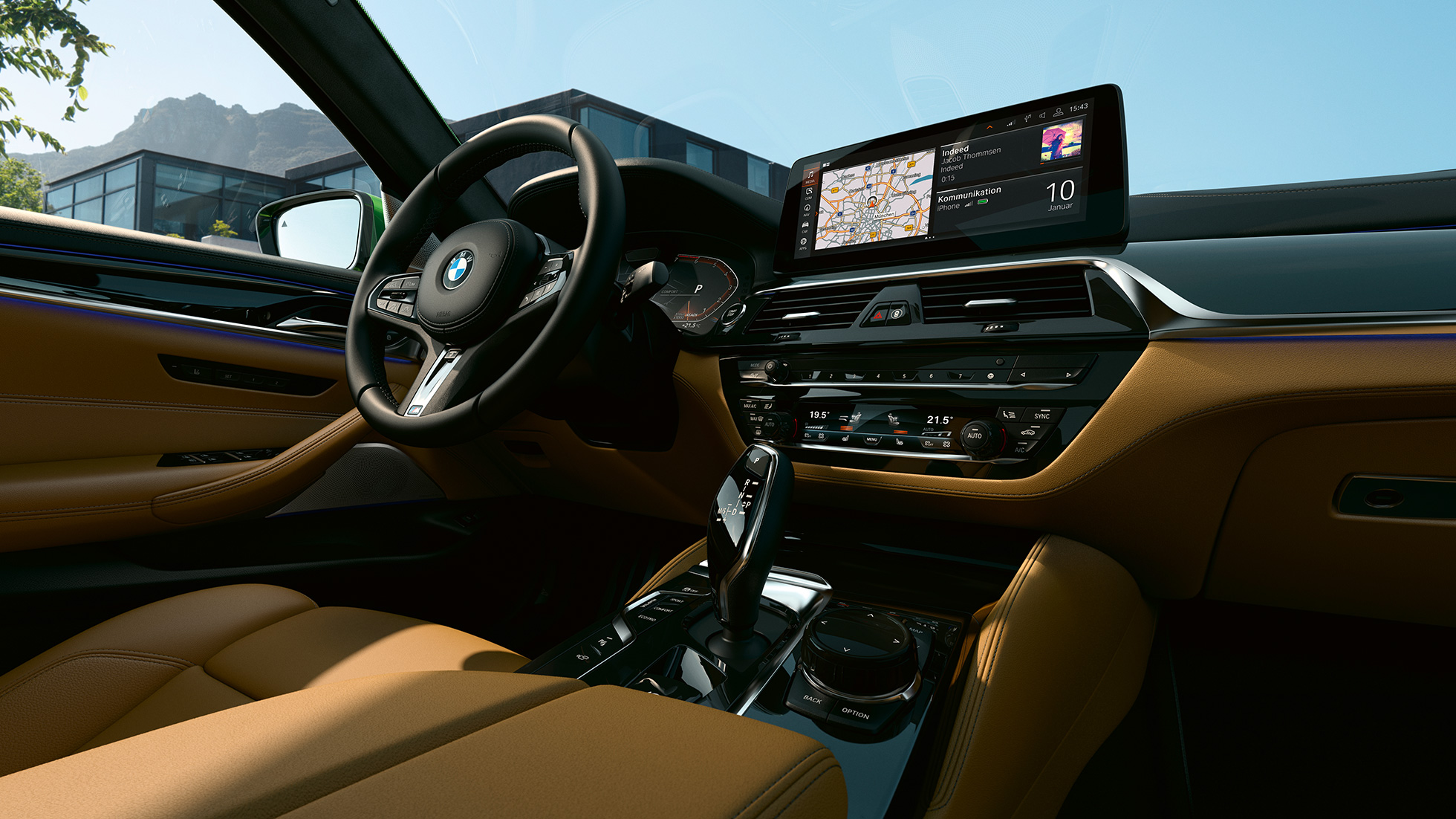 BMW M550i xDrive Berlina, G30 LCI, atualização, 2020, posto de condução com ecrã de controlos de 12,3" BMW M550i xDrive Berlina, G30 LCI, atualização, 2020, cockpit com visor de controlos de 12,3"