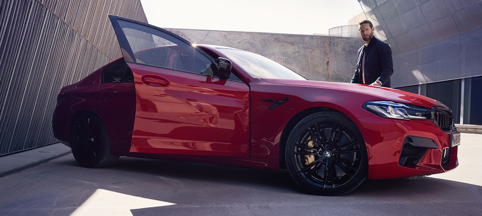 BMW M5 Competition, F90 LCI, atualização, 2020, perspetiva lateral com a porta aberta BMW M5 Competition, F90 LCI, atualização, 2020, vermelho Imola BMW Individual, perspetiva lateral com a porta aberta