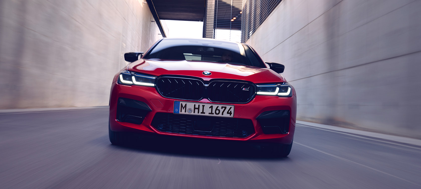 BMW M5 Competition, F90 LCI, atualização, 2020, perspetiva frontal BMW M5 Competition, F90 LCI, atualização, 2020, vermelho Imola BMW Individual, perspetiva frontal em movimento
