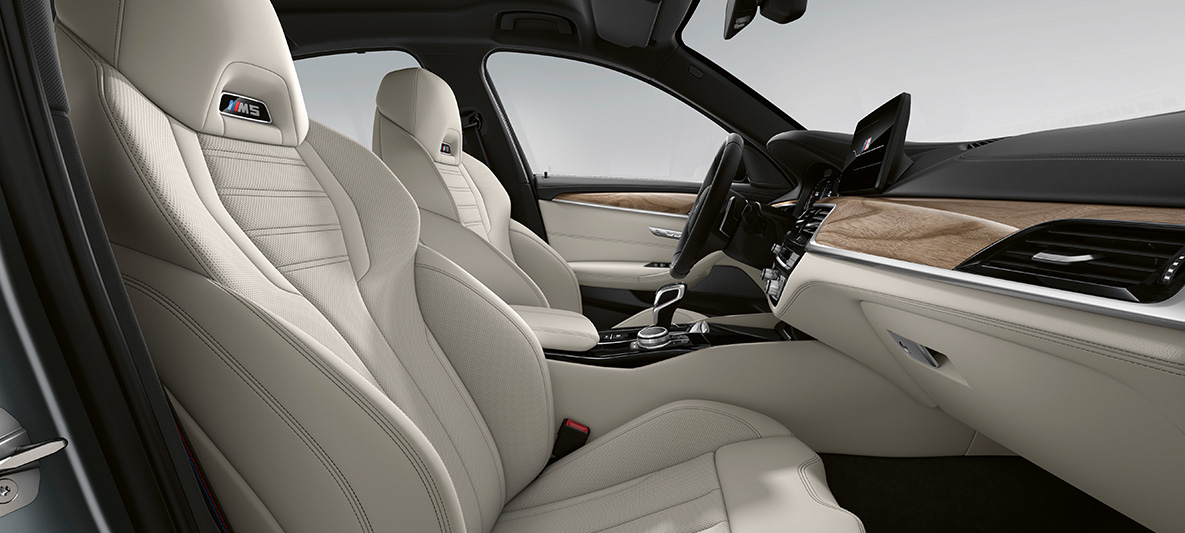 BMW Individual, BMW M5 Berlina, F90 LCI, atualização, 2020, pele integral Merino BMW Individual em branco Smoke/preto, interior BMW Individual, BMW M5 Berlina, F90 LCI, atualização, 2020, pele integral Merino BMW Individual em branco Smoke/preto, interior