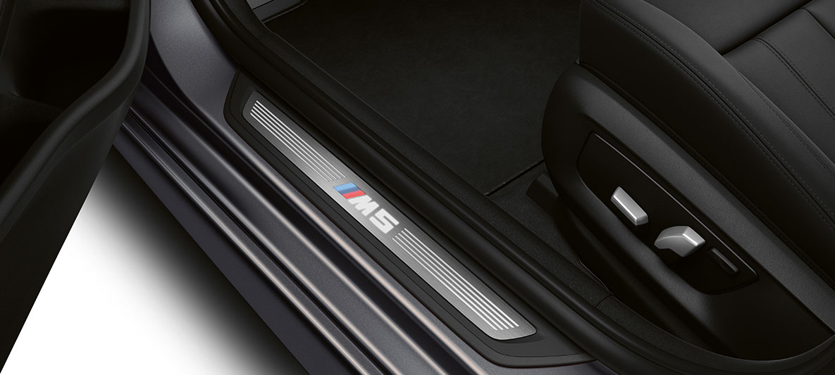 Soleiras das portas com designação "M5", BMW M5, F90 LCI, atualização, 2020, interior Soleiras das portas com designação "M5", BMW M5, F90 LCI, atualização, 2020, interior