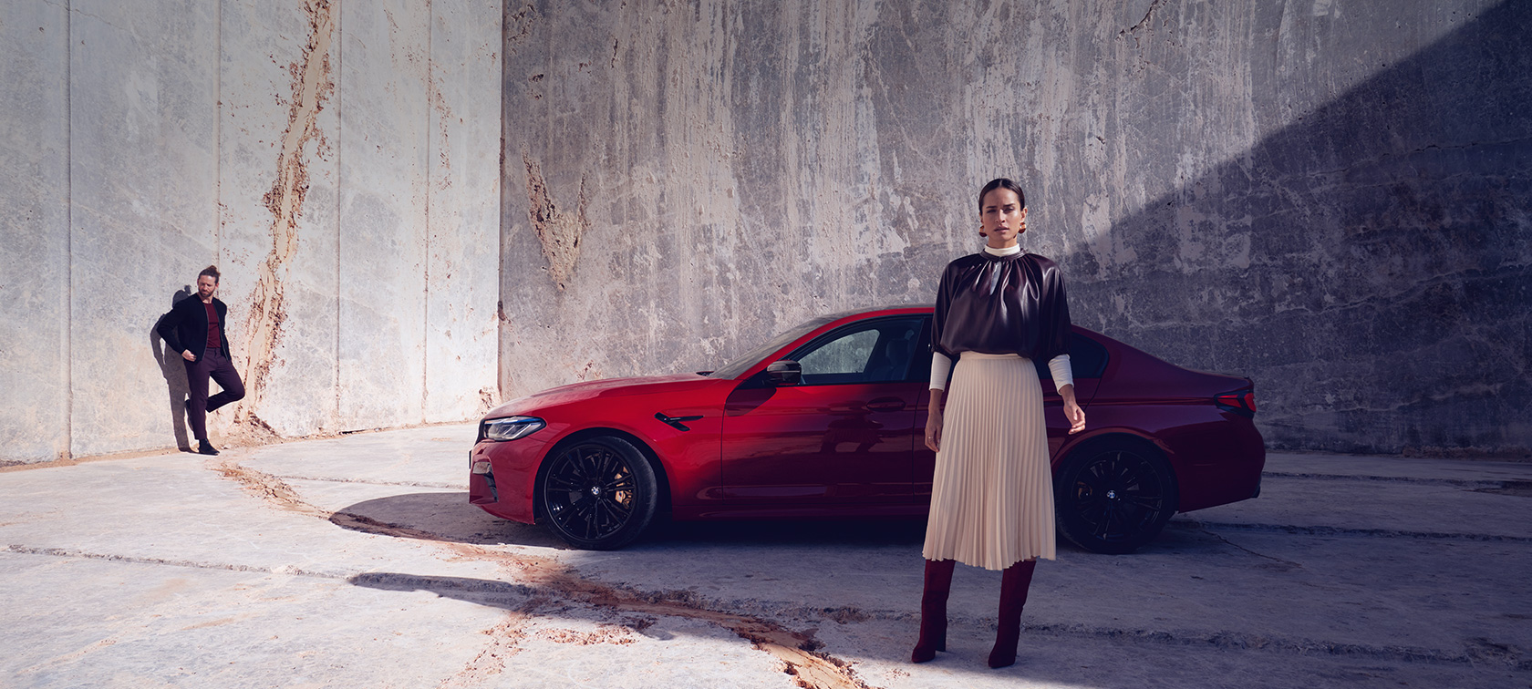 BMW M5 Competition, F90 LCI, atualização, 2020, perspetiva lateral com uma mulher BMW M5 Competition, F90 LCI, atualização, 2020, vermelho Imola BMW Individual, perspetiva lateral com uma mulher