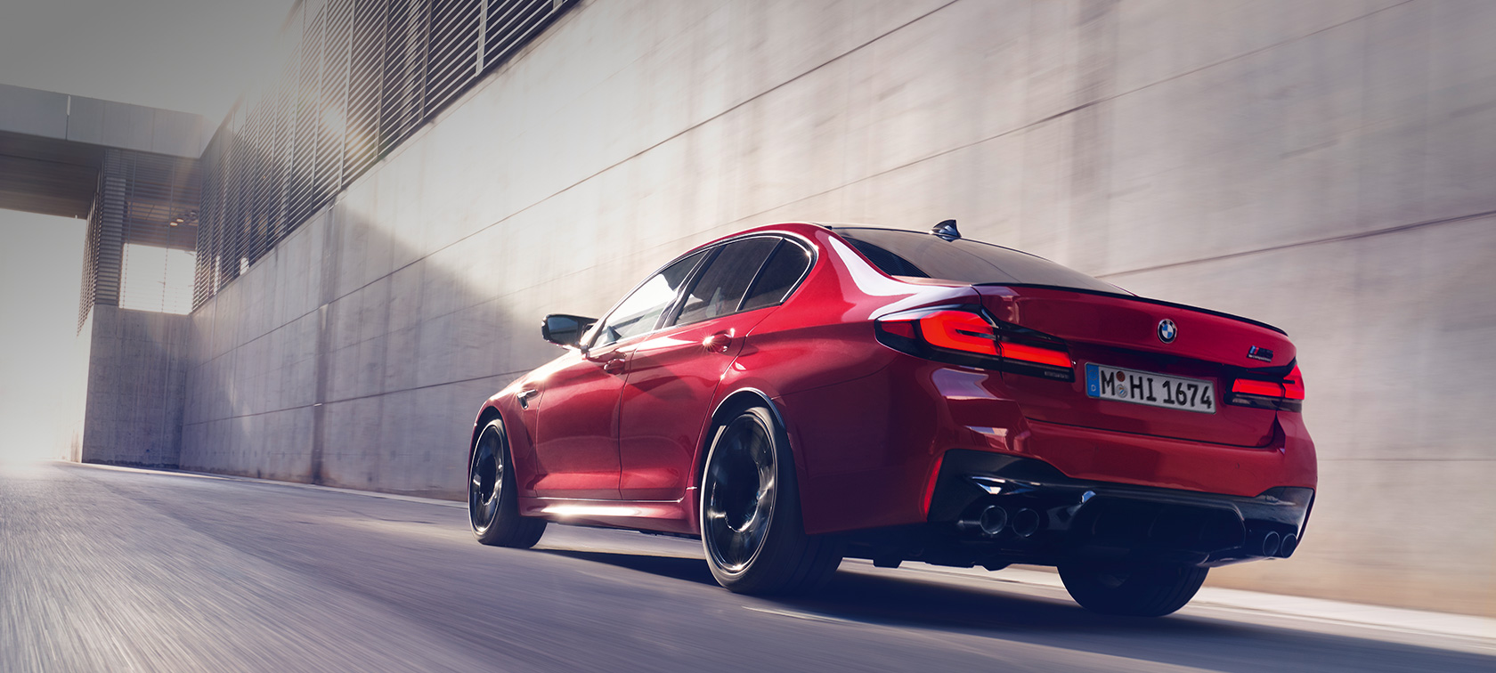 BMW M5 Competition, F90 LCI, atualização, 2020, perspetiva traseira a três quartos em movimento BMW M5 Competition, F90 LCI, atualização, 2020, vermelho Imola BMW Individual, perspetiva traseira a três quartos em movimento