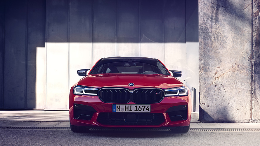BMW M5 Competition, F90 LCI, atualização, 2020, vermelho Imola BMW Individual, perspetiva frontal a estacionar